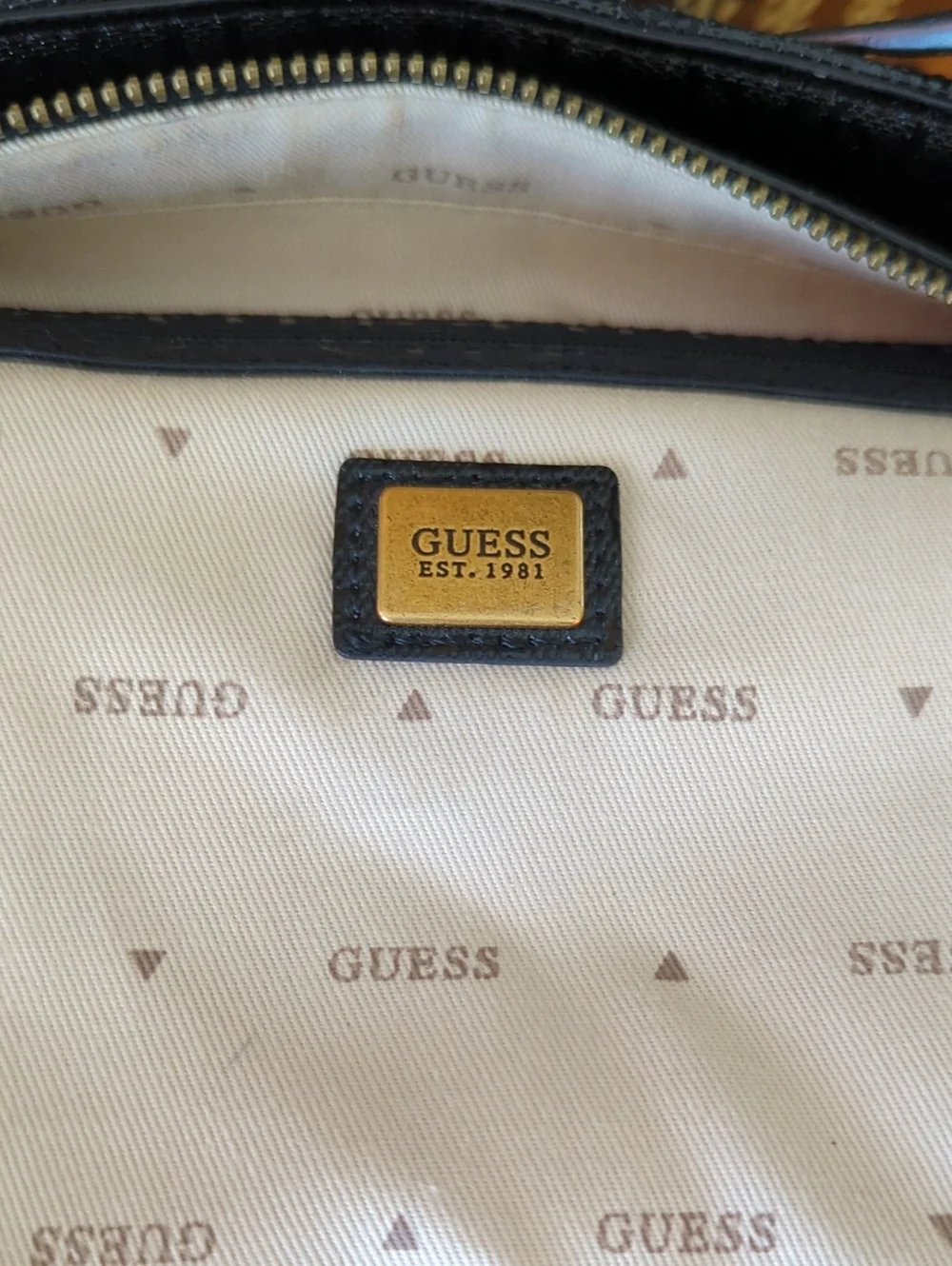 Guess featuring chic